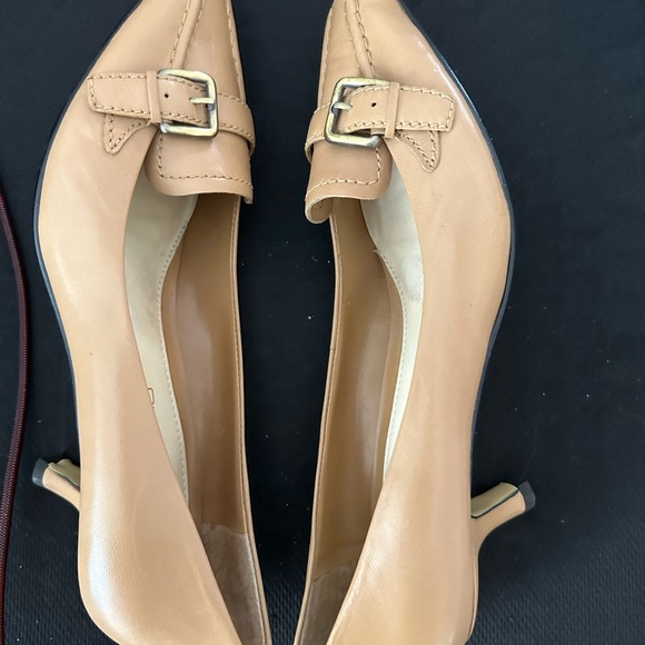 Bandolino shoes. Excellent condition. 2 inch kitten heels. Size 7.5 - Picture 3 of 3